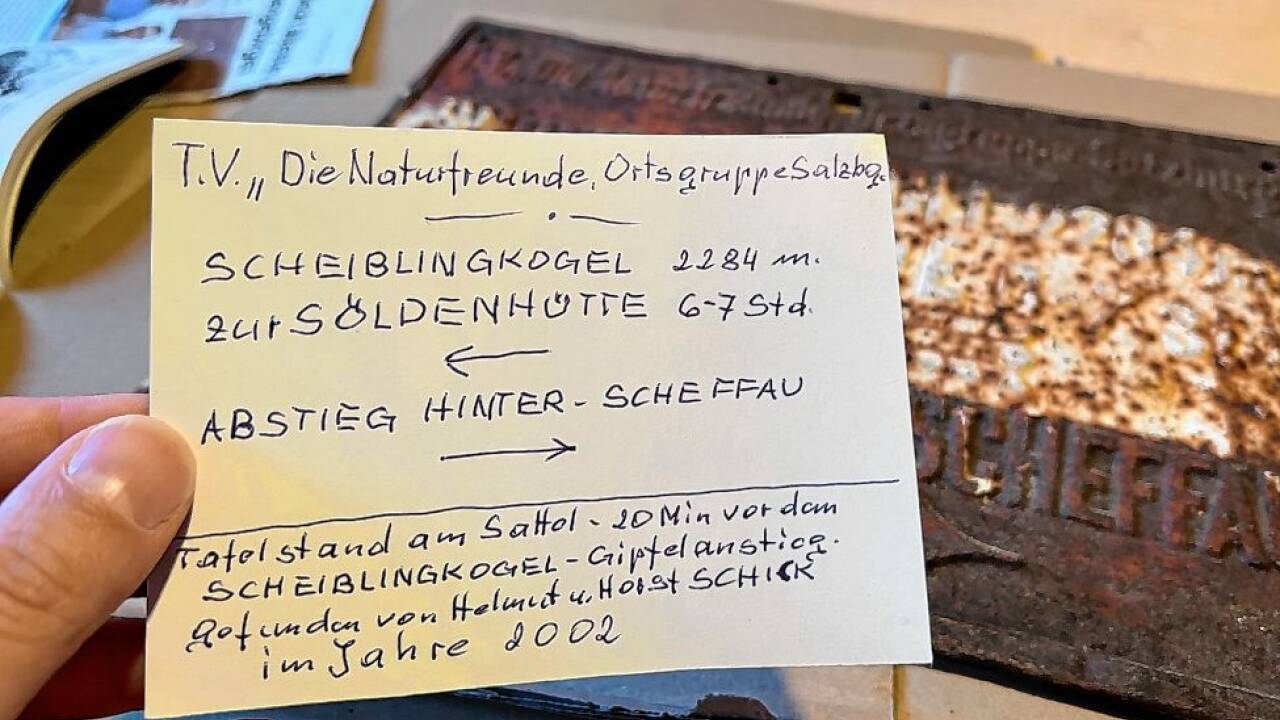 Das Schild stand ursprünglich am Sattel nördlich des Gipfels, rund 20 Minuten vor dem Gipfelanstieg. 