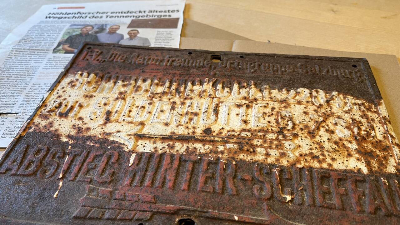 Das Schild war ursprünglich unbemalt. Witterungsbedingt erhalten hat sich nur mehr die weiße Bemalung in der Mitte. 