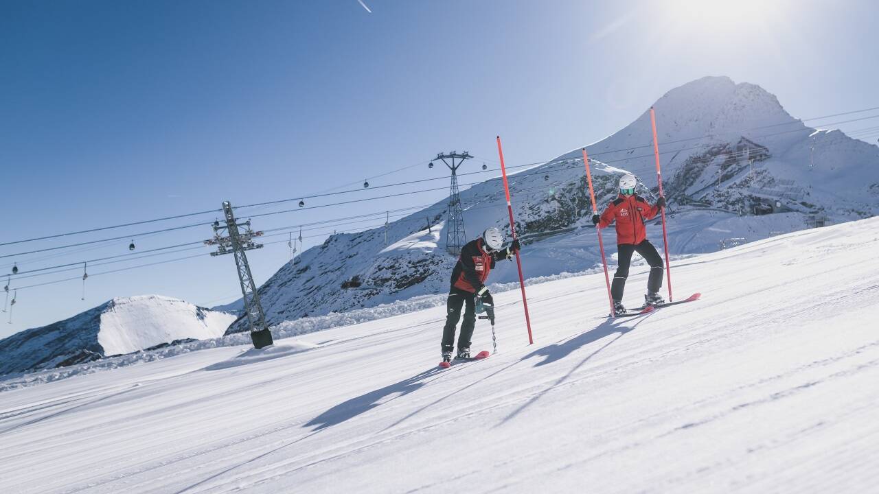 Mitarbeiter der Gletscherbahnen am vergangenen Freitag bei den Vorbereitungen für den Saisonstart. 