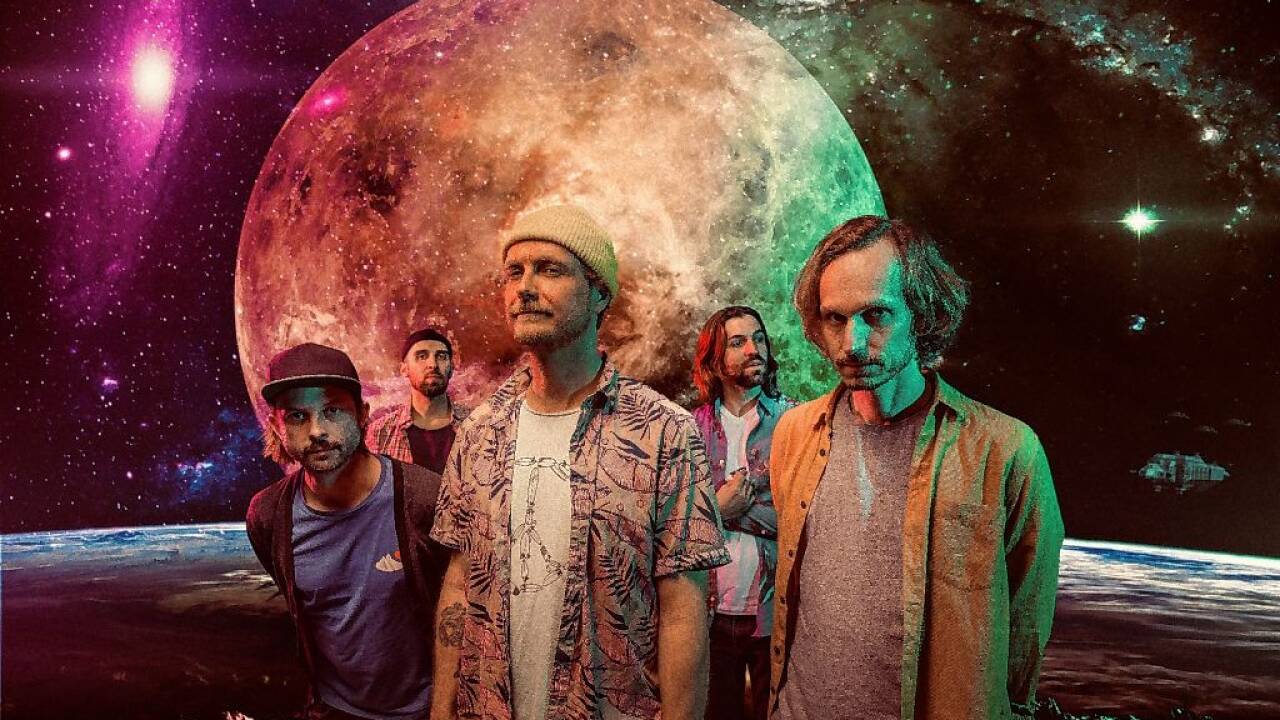 Von der Band zum Künstlerkollektiv: Die Satelliten kreisen um Frontmann Max Borchardt (v. l. „Matl“ Weber, Max Borchardt und Emanuel Krimplstätter, hinten Lukas Pamminger und Daniel Pucher. Bild:  