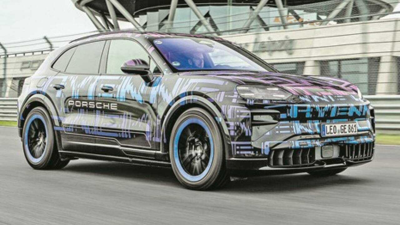  Erster Auftritt in Tarnung: der Cayenne Electric. 
