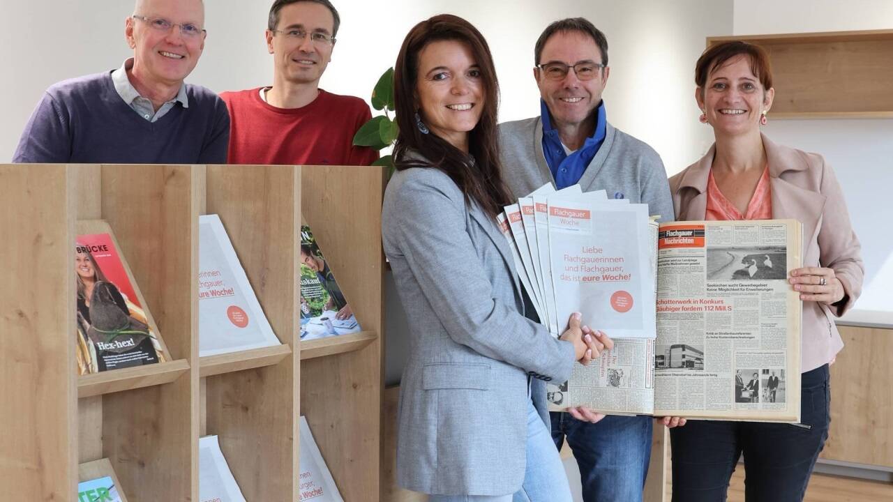 Die Flachgauer Woche wurde vor 45 Jahren als Flachgauer Nachrichten gegründet. Nicht nur der Name ist seit Kurzem neu. Das Team (im Bild v.l.: Georg Fink, Thomas Strübler, Petra Schachner, Robert Ressel und Monika Bayerl) übersiedelt auch in neue Räume. Sie liegen im Zentrum von Seekirchen. Kommen Sie uns an der neuen Adresse in der Faberstraße 3 besuchen, wir freuen uns!  