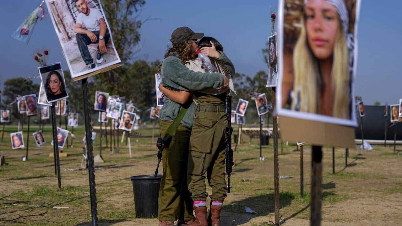 Die Ereignisse des 7. Oktobers 2023 - auf den Fotos sind Opfer des Musikfestivals Nova zu sehen - haben viele Menschen in Israel nachhaltig traumatisiert, warnen Fachleute. Die Ereignisse des 7. Oktobers 2023 - auf den Fotos sind Opfer des Musikfestivals Nova zu sehen - haben viele Menschen in Israel nachhaltig traumatisiert, warnen Fachleute.