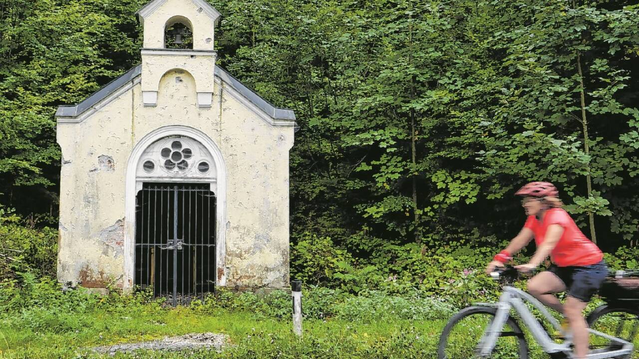 Die Ferrary-Kapelle steht direkt an der Seeleiten-Straße in Unterburgau am Attersee. 