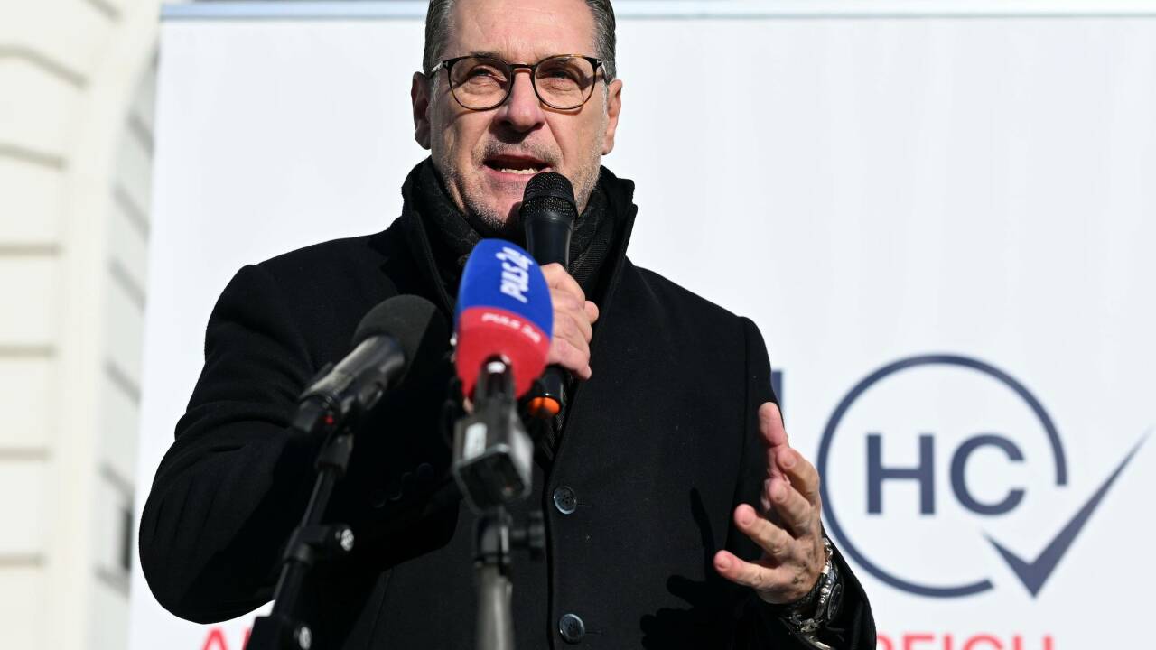 Moderiert: Heinz-Christian Strache. 