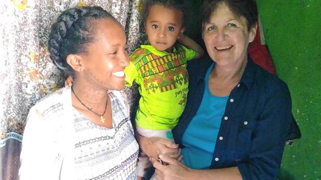 Für Veronika Pernthaner-Maeke (r.) ist die Bildung von Frauen und Kindern in Äthiopien ein Herzensanliegen. Bild: sw/privat 