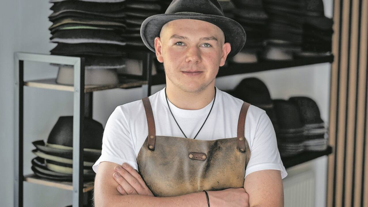 Jakob Schnell wagt den Sprung in die Selbstständigkeit und eröffnet den „Hutmacher“ in Schwarzach. 