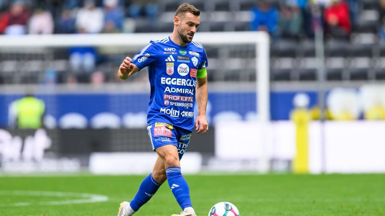 Lange Zeit hatte Hartberg-Kapitän Jürgen Heil viel Spaß am Kicken - bis zum Austausch und beim Interview. 