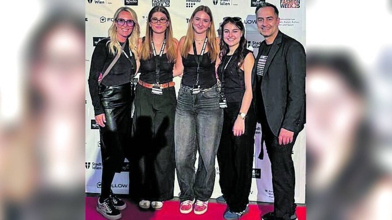 Anita Großmayer (von links) von der Modeschule Hallein reiste mit den Schülerinnen Lena Moser, Marissa Bodner und Selina Moser zur Fashion Week. Unterstützt wurde das Trio von Christoph Kadir von Hair Haus.  