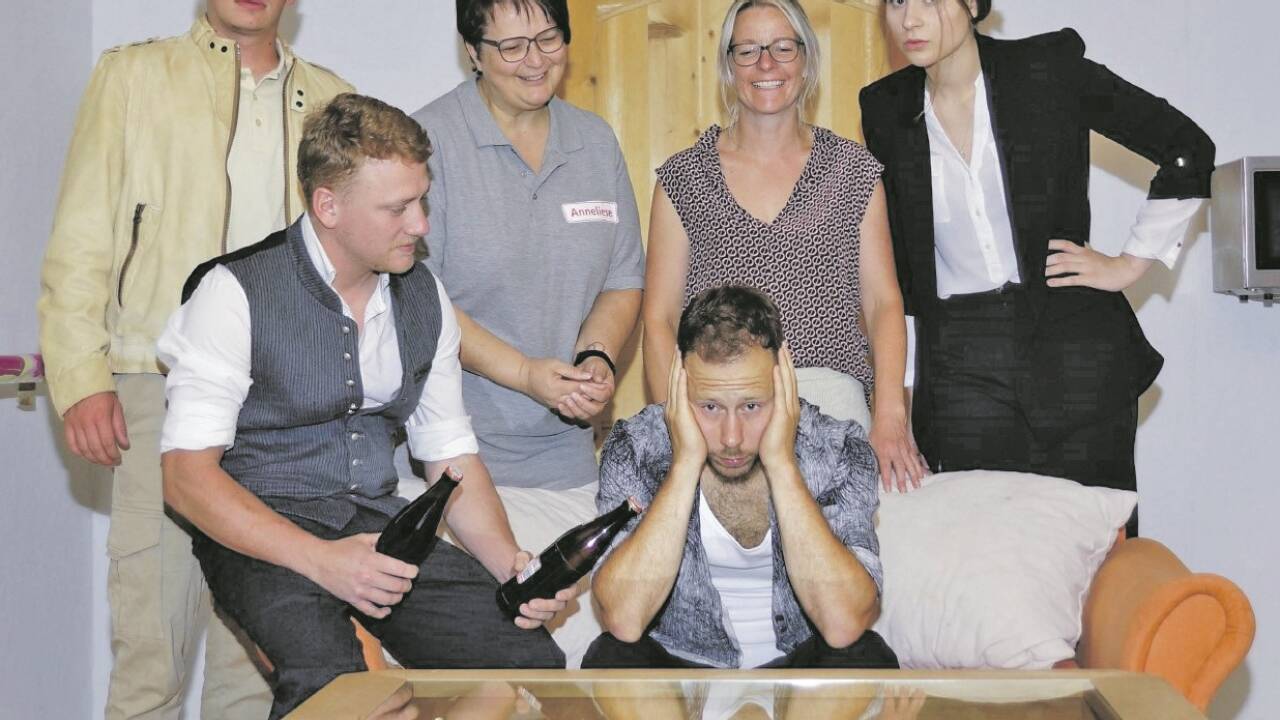 Bei der Theatergruppe Krispl-Gaißau stehen sechs Laienschauspieler auf der Bühne. Angeleitet werden sie von einem Profi. 