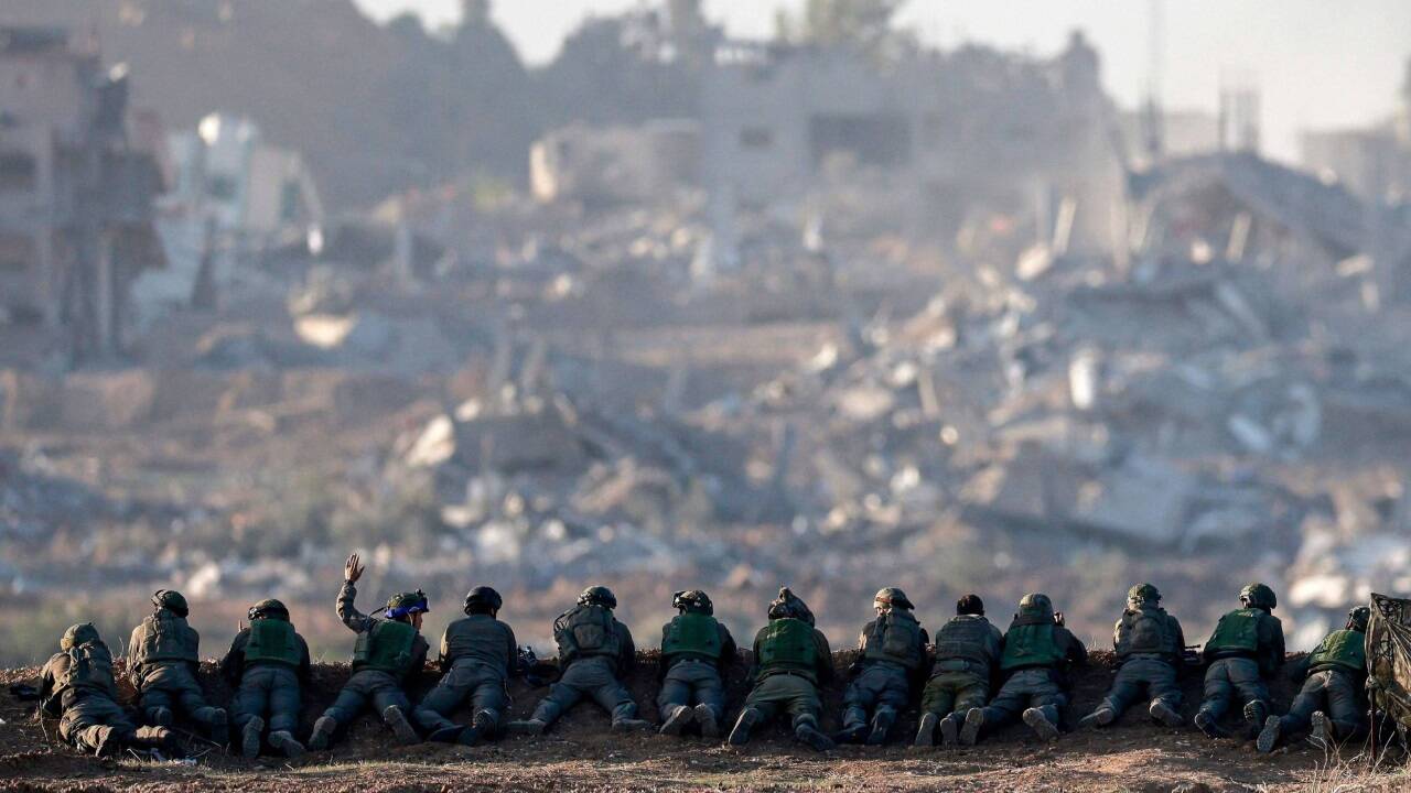 Im Bild beobachten israelische Soldaten Teile des Gazastreifens.  
