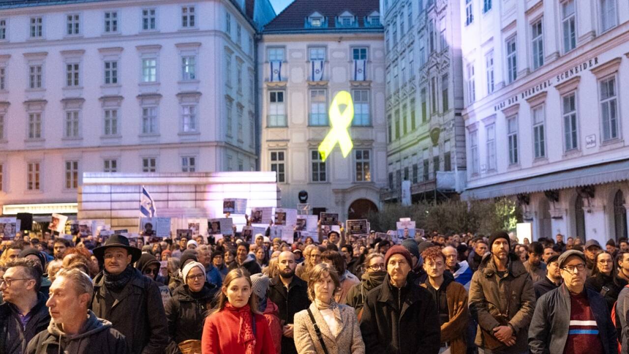 Hunderte Menschen versammelten sich in Wien, um der Opfer des Hamas-Angriffs zu gedenken. 