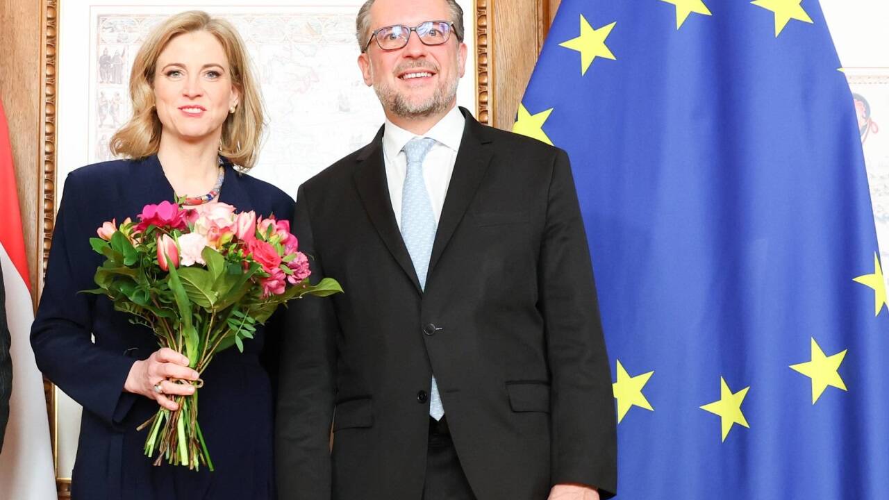 Ministerin Beate Meinl-Reisinger (Neos) und ihr Vorgänger, Alexander Schallenberg (ÖVP) bei der Amtsübergabe. 