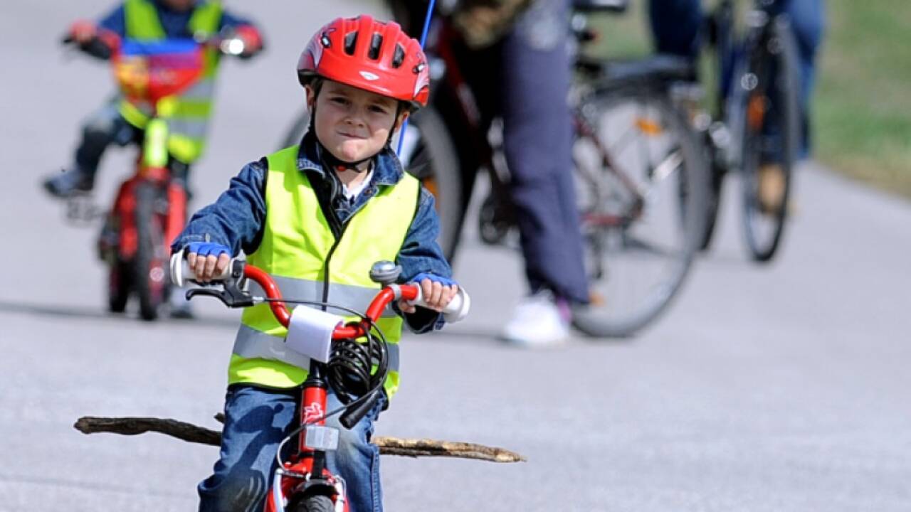 Warnwesten sollen Kinder im Straßenverkehr sichtbarer machen 