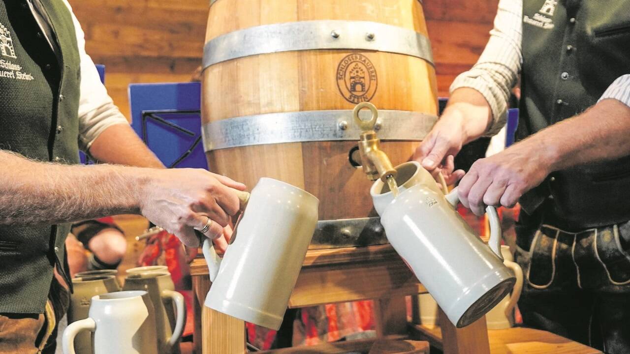 Die „Traunreuter Kirta“ beginnt mit dem traditionellen Bieranstich.   