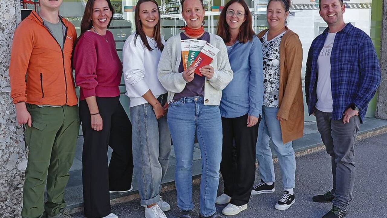 Im Bild das Laube-Team von links: Josef Kocher, Manuela Wind, Alena Süß, Standortleiterin Barbara Tippler, Martha Macheiner, Christina Wieland und Andreas Wieland.  Bild:  
