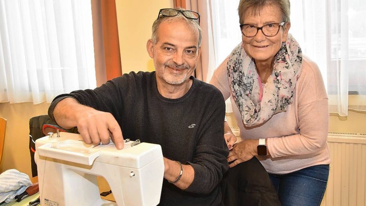 Nähmaschinenspezialist Bodo Rossberg brachte die Nähmaschine von Irmgard Piendl wieder auf Vordermann. 
