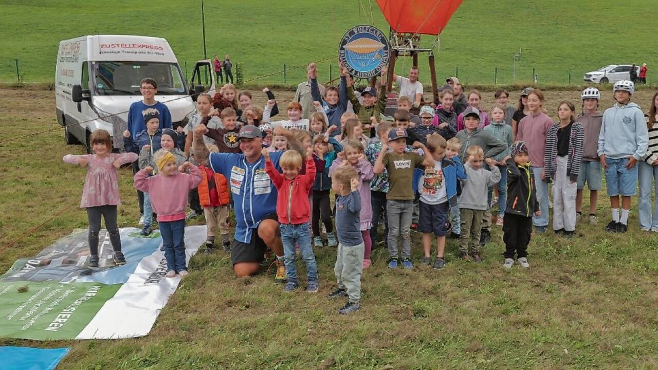 Mit einem Seil holte Franz Müllner gemeinsam mit Kindern einen Heißluftballon vom Himmel. 