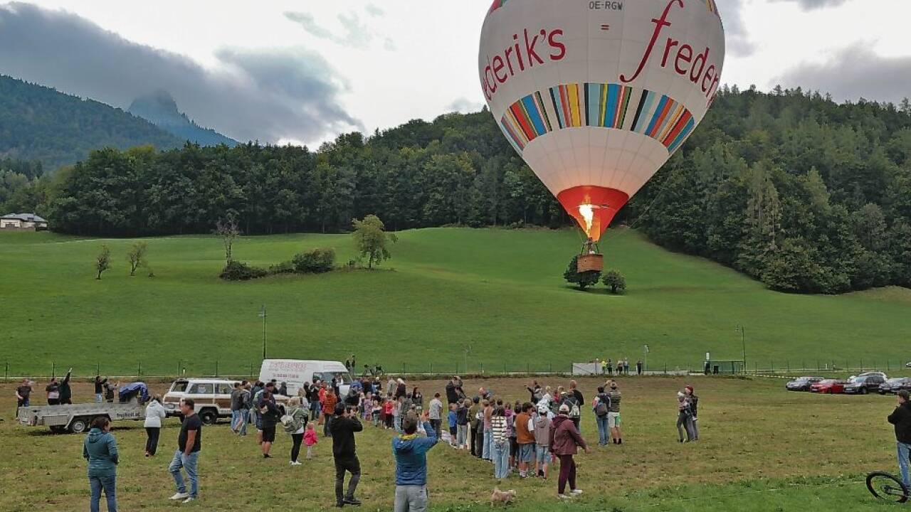 Mit einem Seil holte Franz Müllner gemeinsam mit Kindern einen Heißluftballon vom Himmel. 