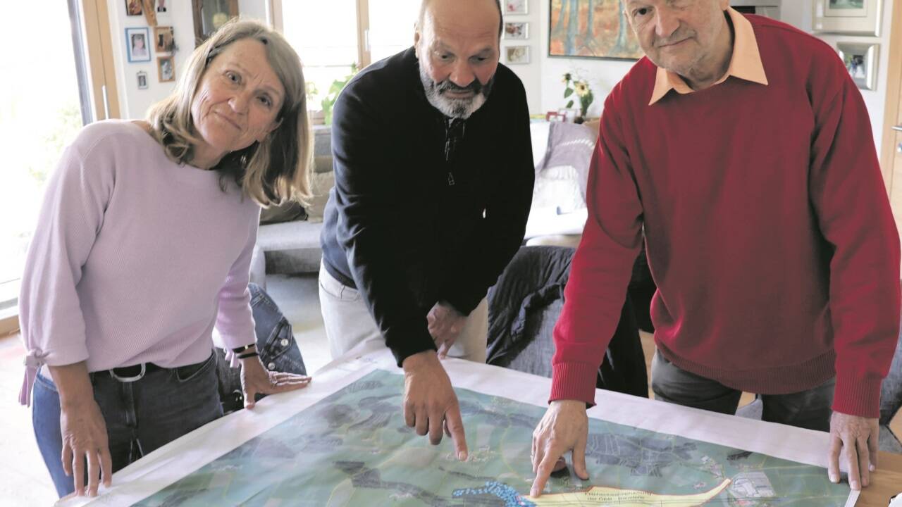 Anna und Helmut Nocker von der Bürgerinitiative „Verträglicher Bahntunnel“ sowie Thomas Neff von der BI „Bahntunnel Flachgau betroffener Bürger“ mit der Karte, auf der die zahlreichen Fundstellen des geschützten Grubenlaufkäfers blau markiert sind.Bild:  