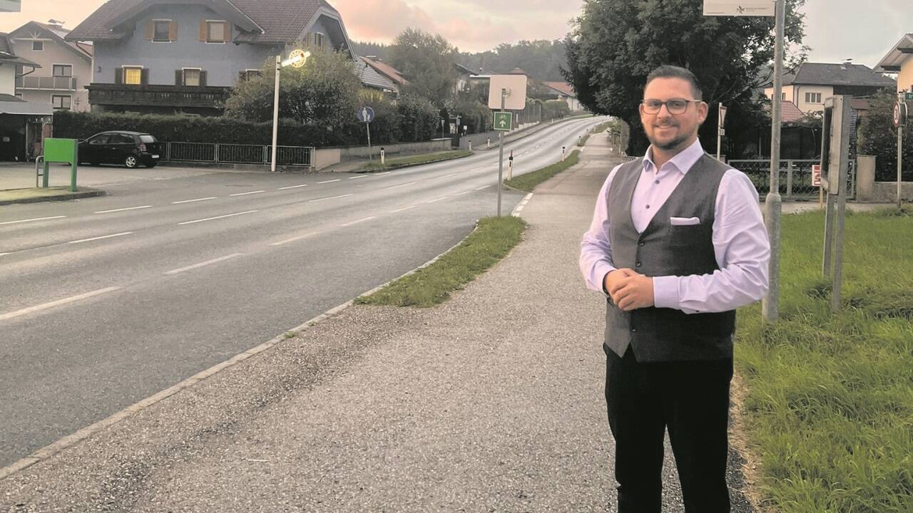 FPÖ-Ortsparteiobmann Dominic Köck bei der Haltestelle Irlach. In diesem Bereich der Obertrumer Landesstraße gibt es keinen gesicherten Fußgängerübergang. 