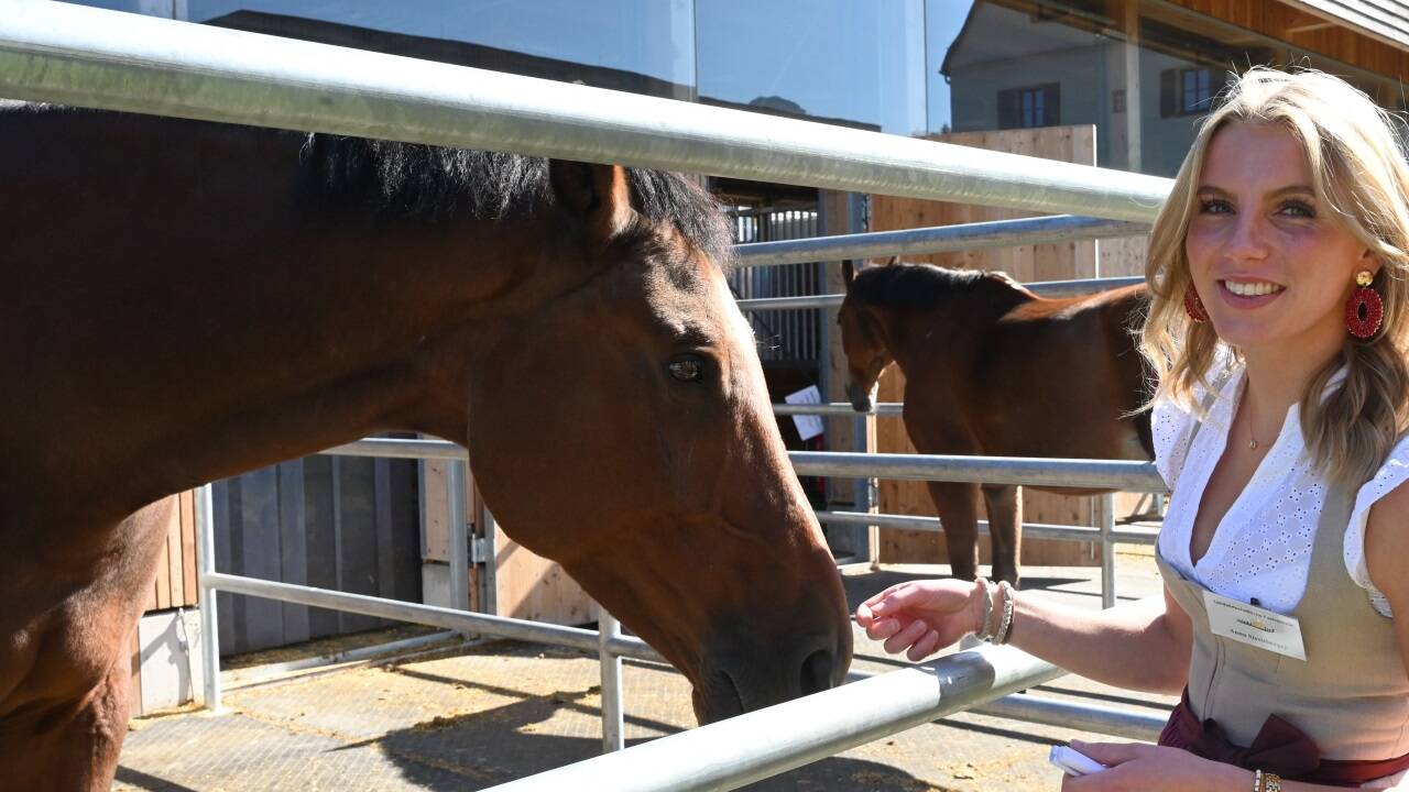In ihrer Facharbeit bewertet Anna Streitberger das Material in der Führanlage. Ihre Lieblingspferde sind Warmblüter. 