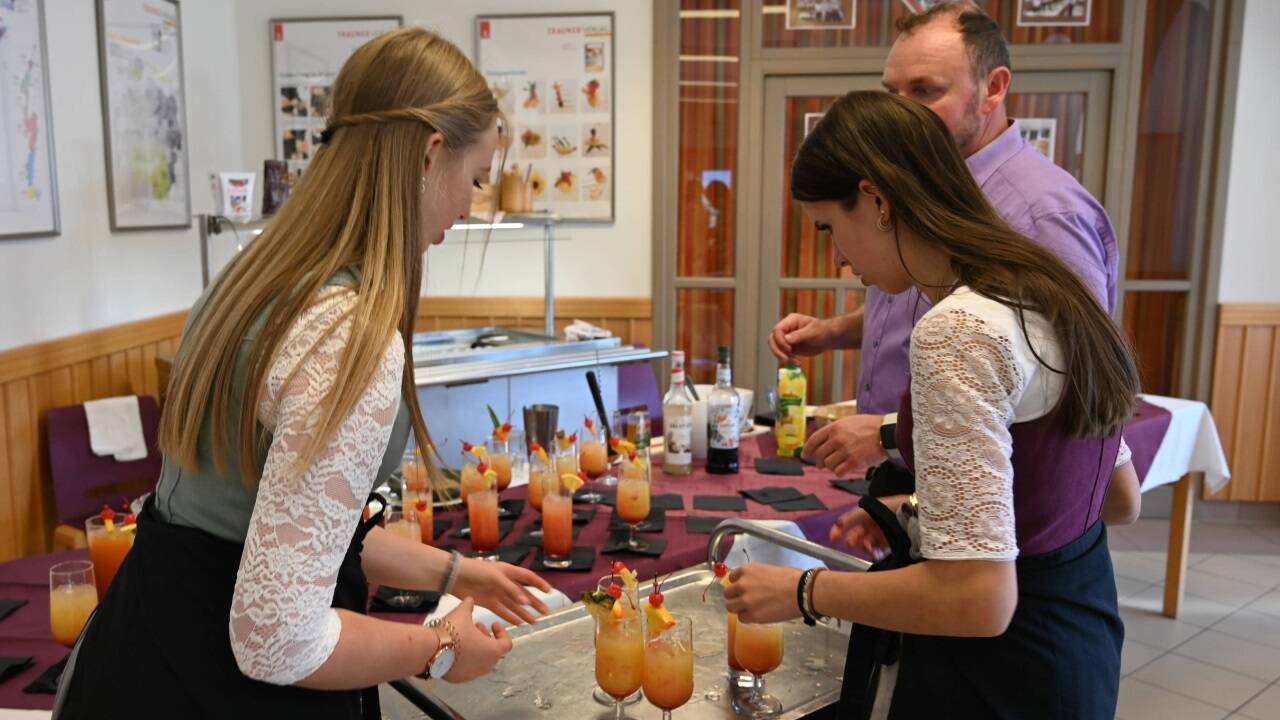 Alkoholfreie Cocktails werden serviert.  