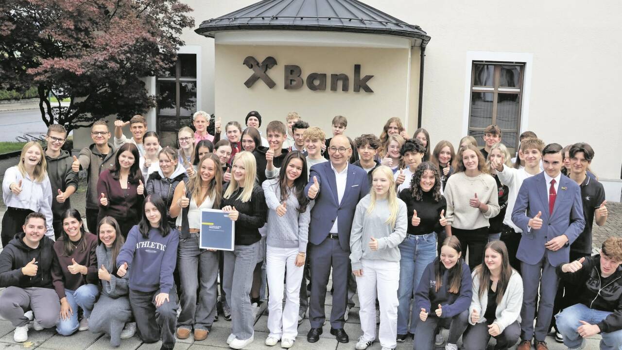 Finanzakademie-Leiter Michael Porenta mit den Schülerinnen und Schülern bei der Auftaktveranstaltung in Obertrum. 