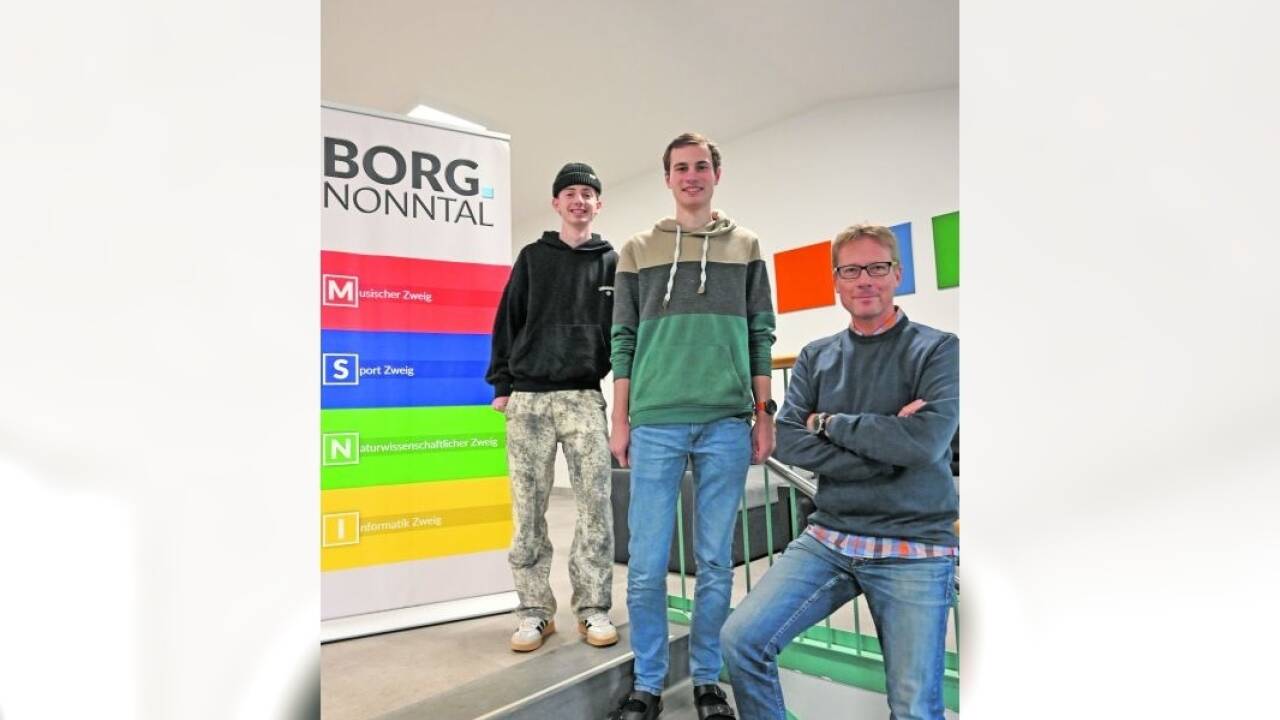 V. r.: Direktor Friedrich Seer mit Valentin Bosch aus Strobl (Informatik 8e) und Schulsprecher Jonas Hasenauer aus Hallwang (Sport 8b). Nach der Matura wollen sie Medizin beziehungsweise Chemie oder Wirtschaft studieren.  