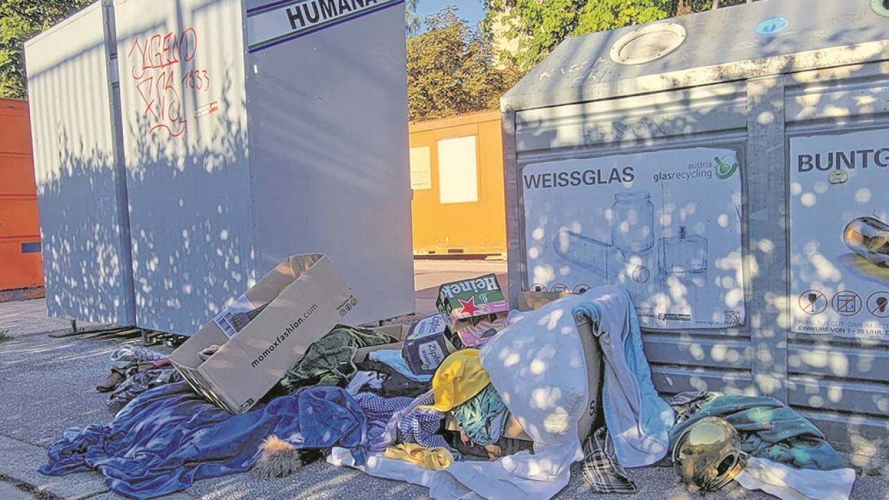 Kleidung, Müll und immer wieder auch Geschirr werden neben den Glas- und Kleidungscontainern abgestellt.  