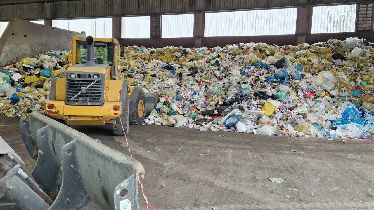 Was im Flachgau in den gelben Sack und in die gelbe Tonne kommt – und noch viel mehr –, landet irgendwann bei der Abfallbeseitigung in Siggerwiesen, von wo es weitertransportiert wird.  
