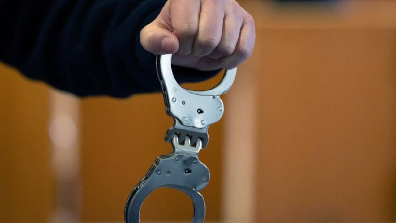 Verdächtiger im Morgengrauen im Schlaf überrascht 