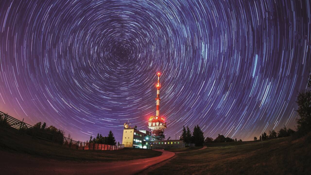 Langzeitbelichtung: Gaisberg-Sender mit Sternenhimmel. 