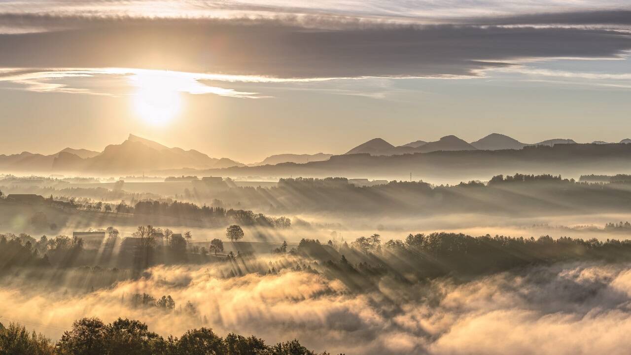 Lichtdurchflutet: Sicht von Anthering-Schmiedsberg zum Schafberg. 