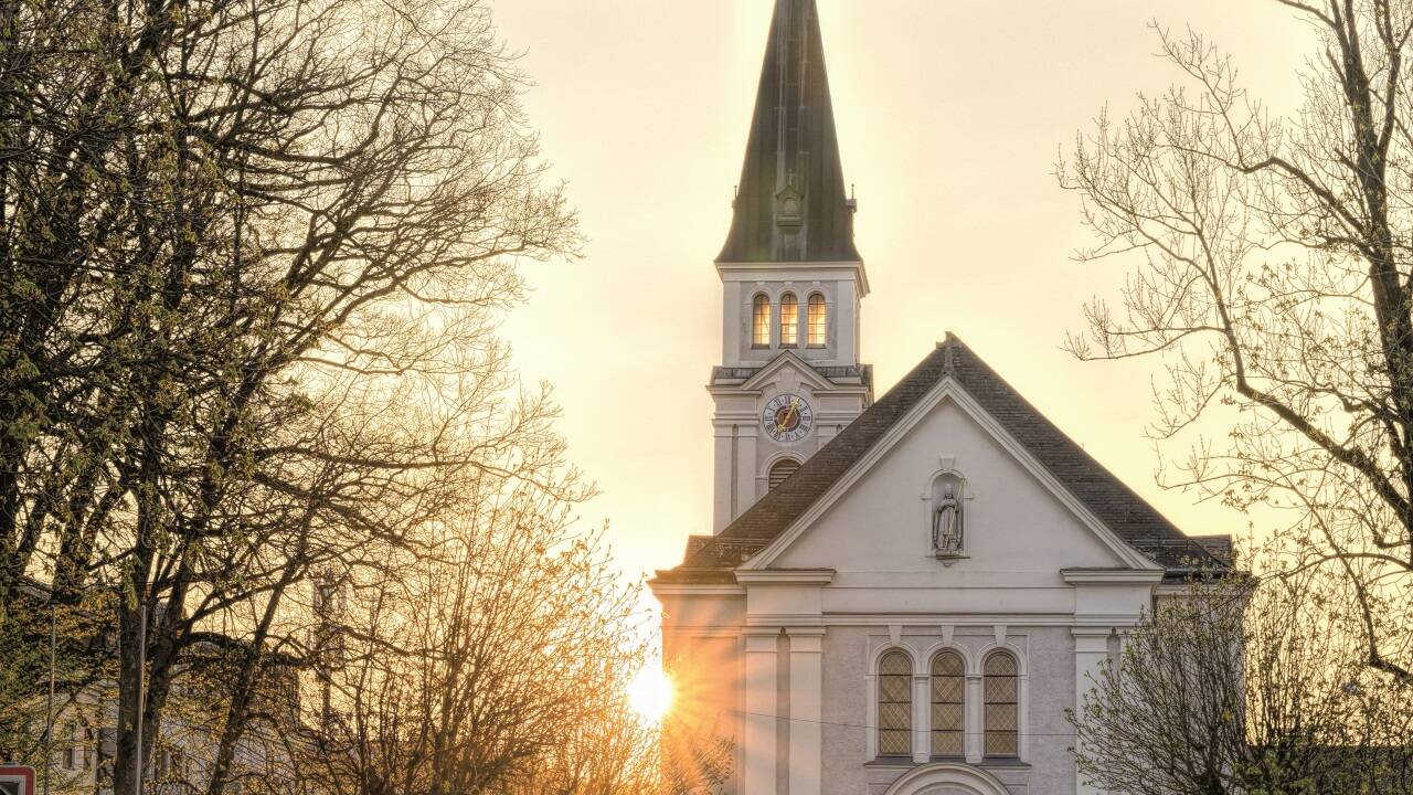 Stadtpfarrkirche Oberndorf bei Sonnenaufgang. 