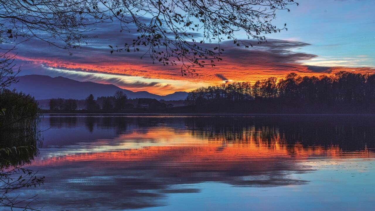 Abtsdorfer See im benachbarten Bayern kurz nach Sonnenuntergang. 