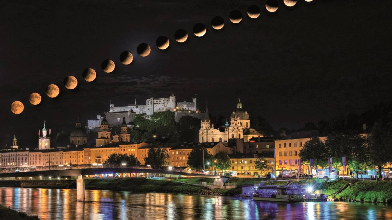 Darstellung der partiellen Mondfinsternis über der Salzburger Altstadt. 