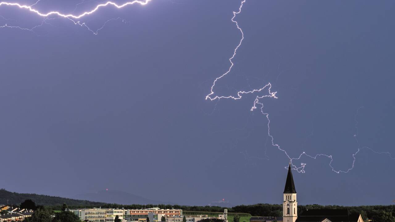 Blitz im Abendlicht über Oberndorf. 