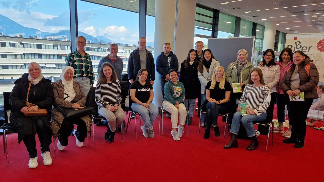 Bei der Deutschkonversationsrunde setzt sich die Runde immer wieder neu zusammen. Fixpunkte des Formats sind die neue Leiterin Eva Hammer-Schwaighofer (ganz links stehend) und Ulrike Stefflbauer (Zweite von rechts stehend). 