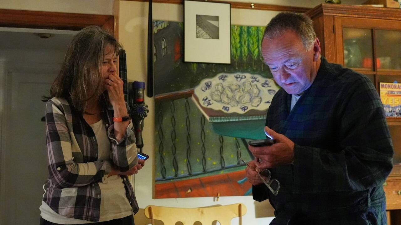  Mary E. Brunkow und ihr Ehemann Ross Colquhoun wurden in den USA von Reportern geweckt.  