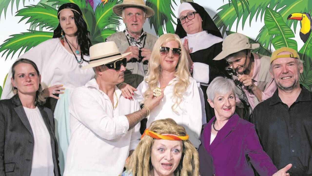 Die zehn Mitglieder der Theatergruppe s’Theaterbredl Straßwalchen stehen im neuen Stück allesamt auf der Bühne.  