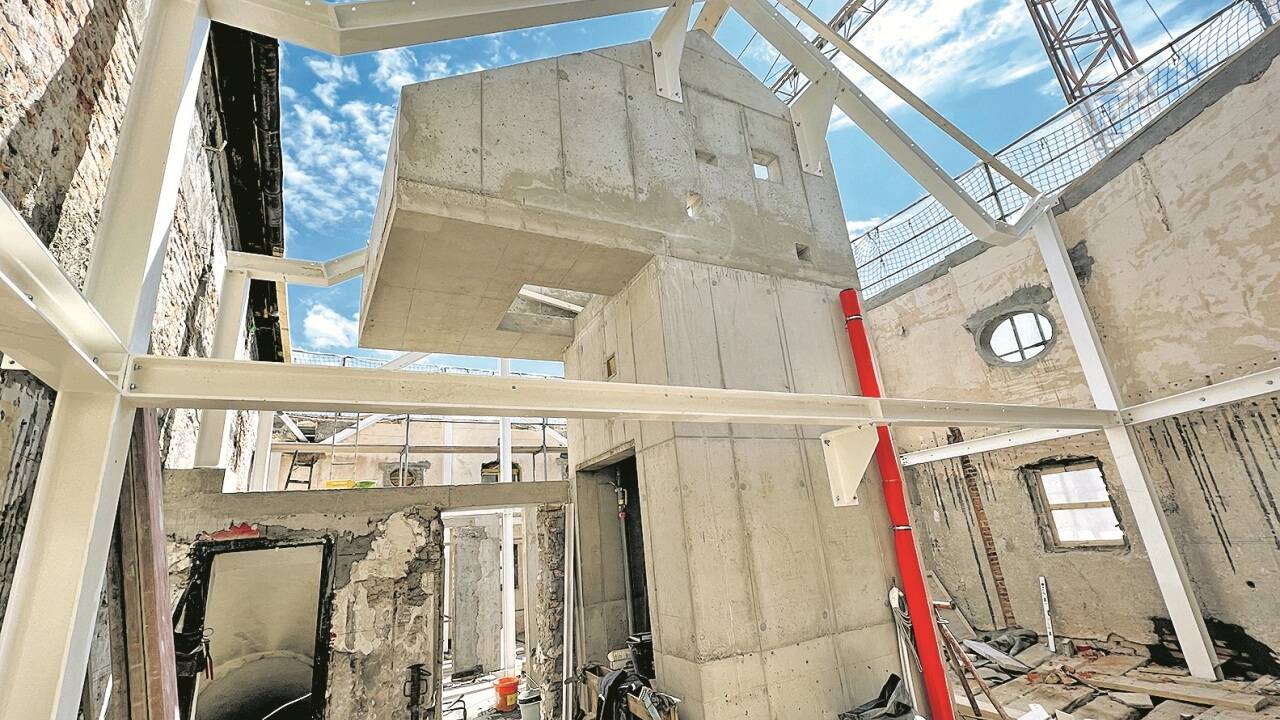 Der Liftschacht ist die moderne Wirbelsäule des Hauses und fand noch innerhalb des Satteldachs Platz. Rechtes Bild oben: Skizze für die Idee des Stahlgerüsts. <br /><br /> 