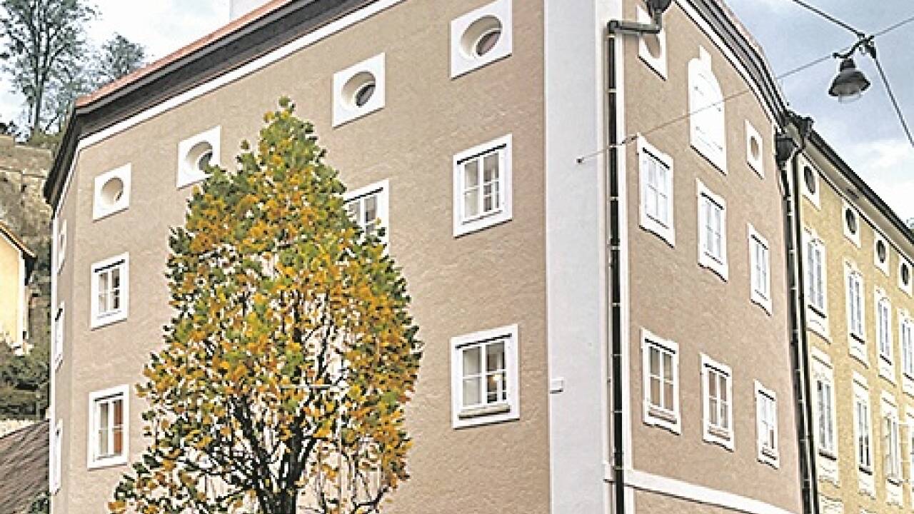 Sanierte Außenansicht mit neuen Ochsenaugen. 