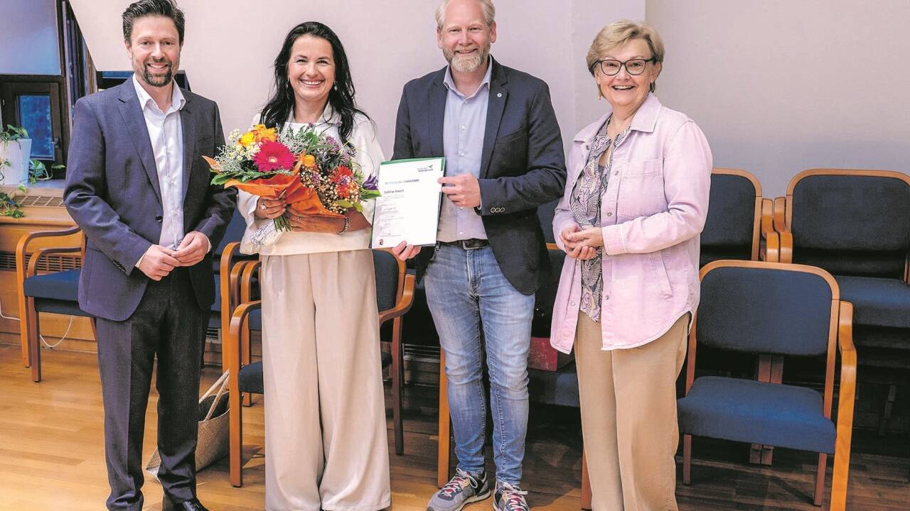 Freude an der Bildung möchte Sabine Rauch als neue Bildungswerkleiterin in Faistenau weitergeben. Im Bild (v. l.): Bürgermeister Dipl. Ing. (FH) Gerald Klaushofer, Sabine Rauch, Regionalbegleiter Mag. Wolfgang Hitsch und Bezirksleiterin Stefanie Walch. 