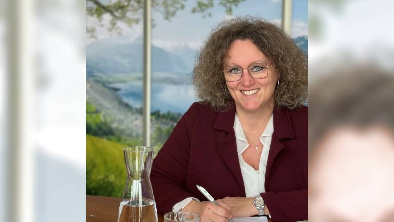 Unsere Gesprächspartnerin Silke Göltl vor einem großen Bild in ihrem Büro. Sie ist Geschäftsführerin des Tauernklinikums mit den beiden Standorten Zell am See und Mittersill. 