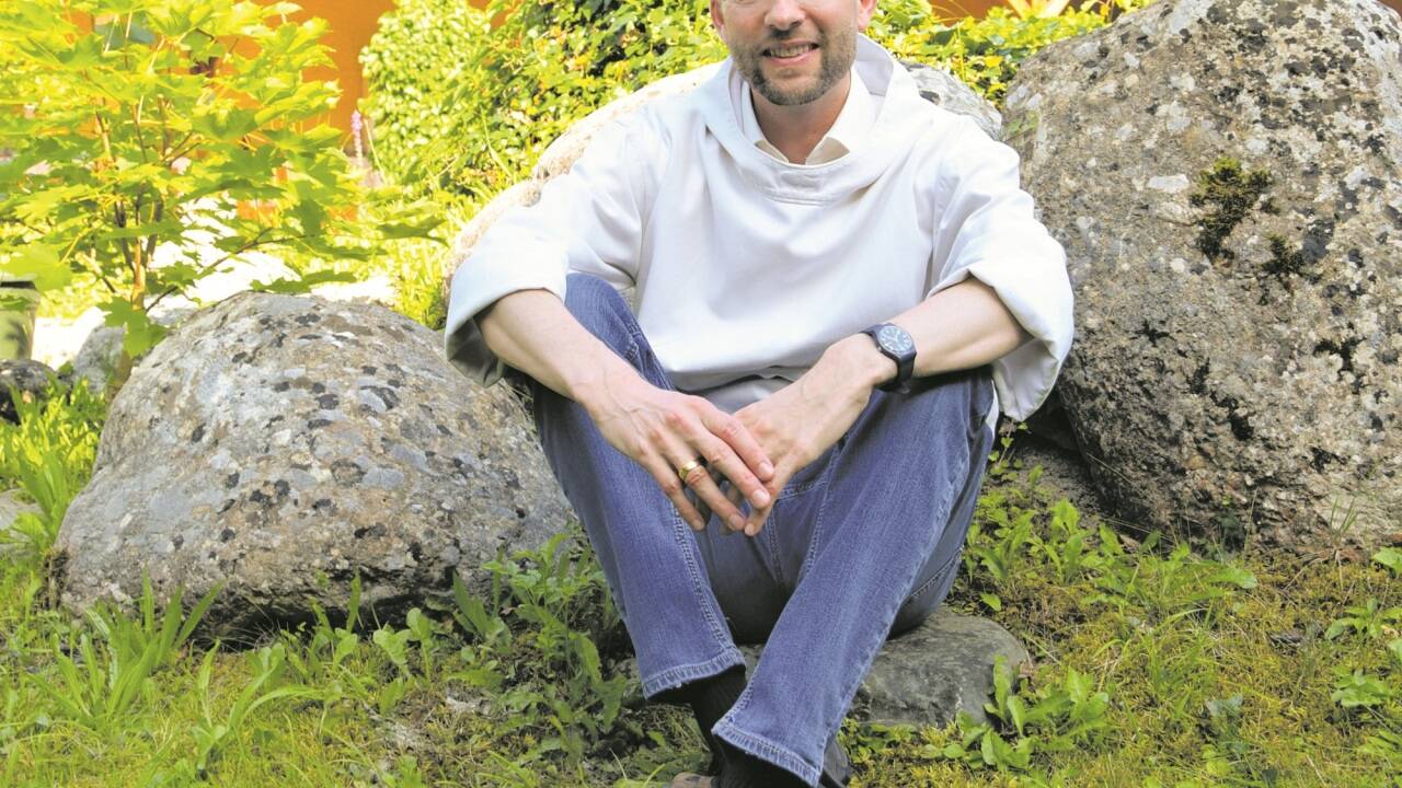 Bruder Benedikt Maria Hödlmoser im Innenhof des Klosters Gut Aich. 