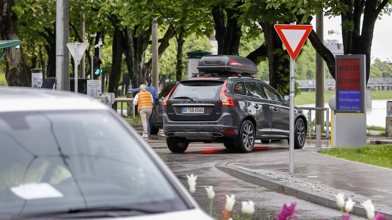 Der Rotkreuz-Parkplatz soll auf kurz oder lang aufgelassen werden. Dazu gibt es auch kritische Stimmen. 