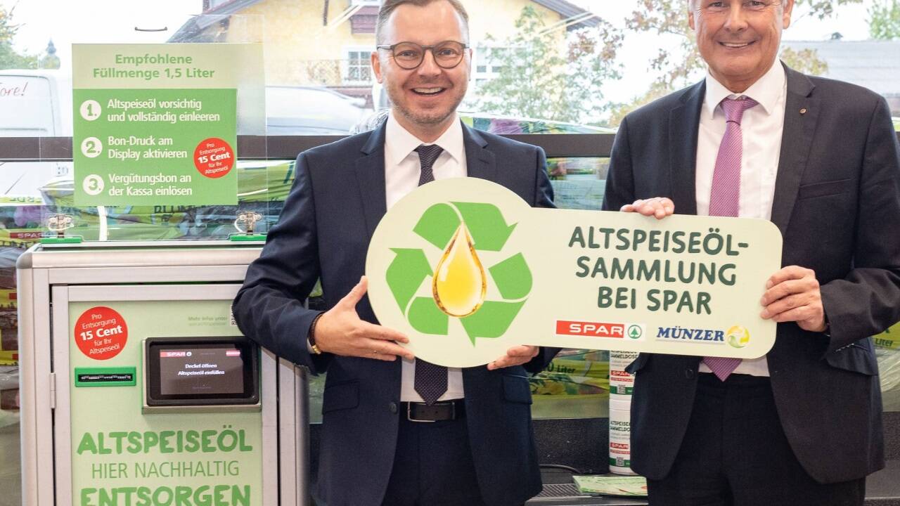 Ewald Münzer und Spar-Vorstand Hans Reisch bei einem Sammelautomaten im Eurospar Eugendorf. 