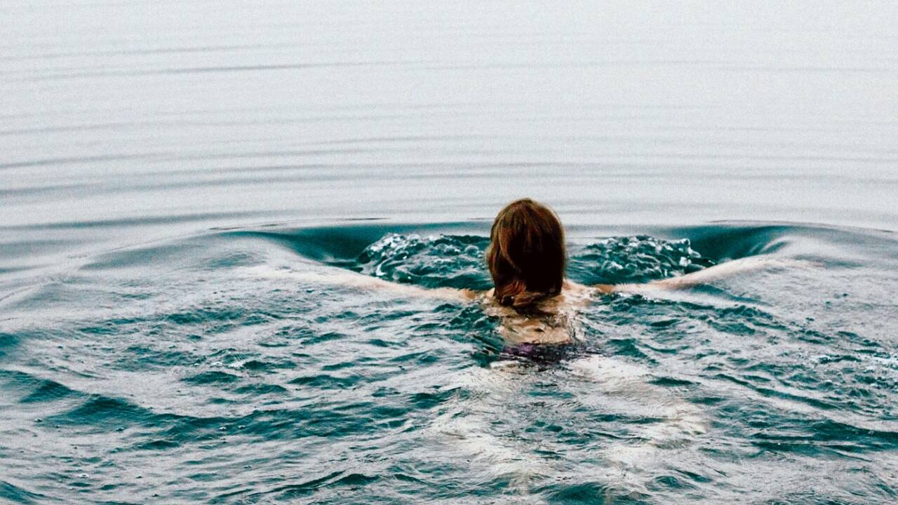 Eisbaden sorgt für bessere Durchblutung, stärkt das Herz-Kreislauf-System, führt zu erhöhter Fettverbrennung und einem Schwall an Glücksgefühlen. Eisbaden sorgt für bessere Durchblutung, stärkt das Herz-Kreislauf-System, führt zu erhöhter Fettverbrennung und einem Schwall an Glücksgefühlen.
