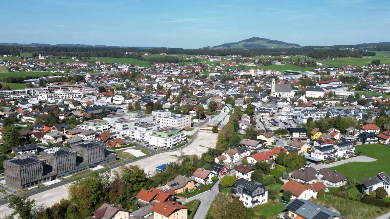 Seekirchen ist in den vergangenen Jahren stark gewachsen und wurde 2023 zur Bezirkshauptstadt des Flachgaus erhoben. Seekirchen ist in den vergangenen Jahren stark gewachsen und wurde 2023 zur Bezirkshauptstadt des Flachgaus erhoben.